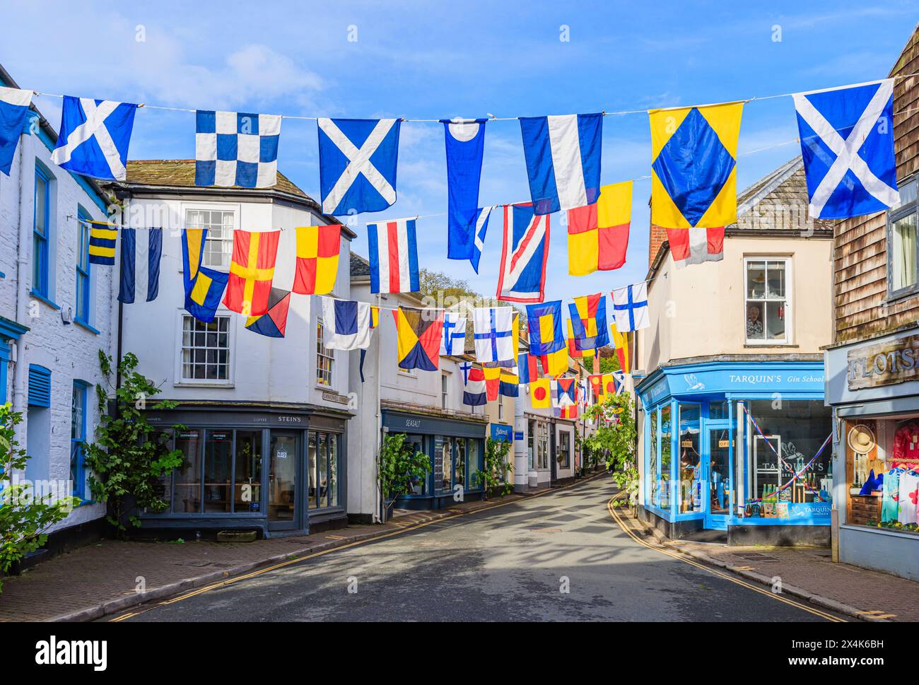 Farbenfrohe bunte Töne in den Straßen für das „Obby Oss Festival“, ein traditionelles Folk-Event am Mai in Padstow, einer Küstenstadt in Cornwall, England Stockfoto