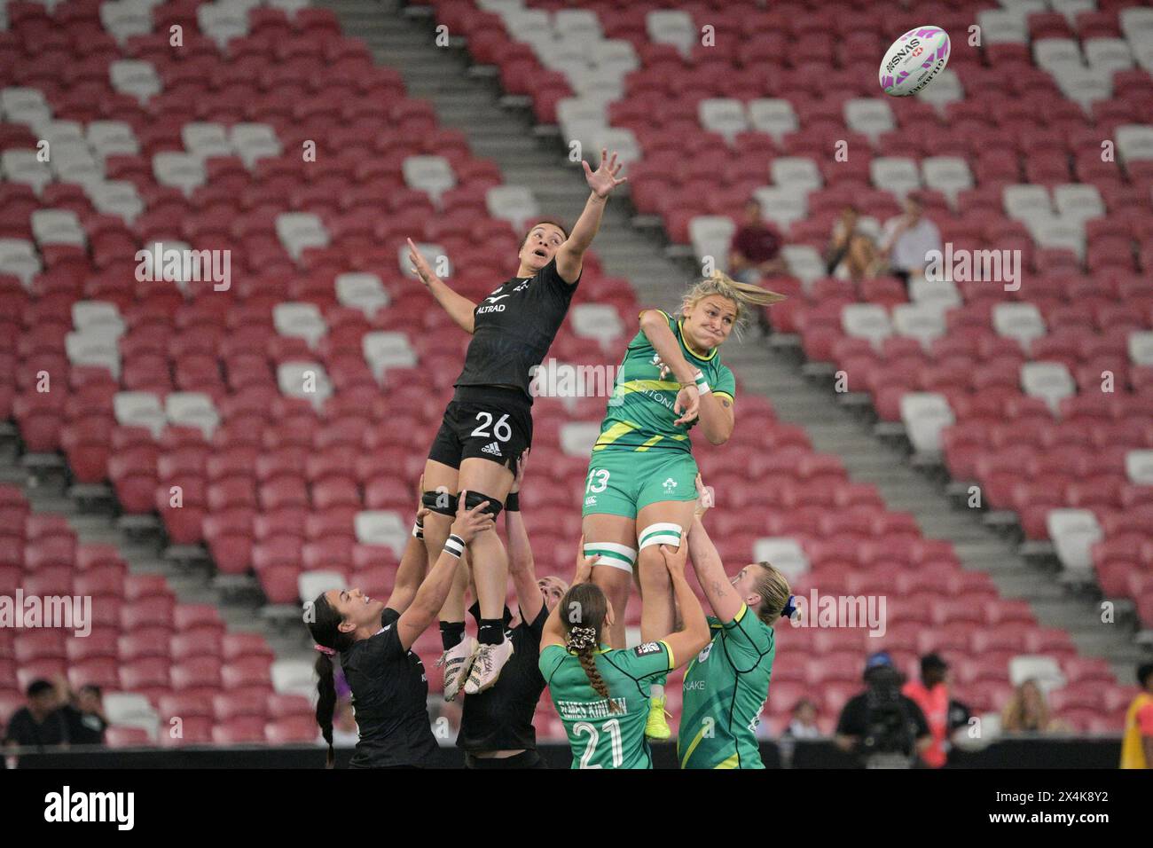 Singapur, L) während des Women's Pool A Spiels beim HSBC Rugby Sevens Turnier in Singapur. Mai 2024. Erin King (Top, R) kämpft um den Ball mit Tysha Ikenasio (Top, L) aus Neuseeland während des Women's Pool A Matches beim HSBC Rugby Sevens Turnier, das am 3. Mai 2024 in Singapur stattfand. Quelle: Dann Chih Wey/Xinhua/Alamy Live News Stockfoto