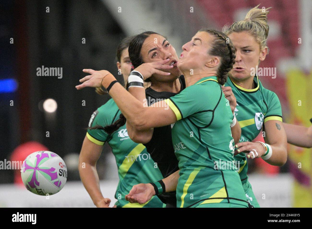 Singapur, R) während des Women's Pool A Spiels beim HSBC Rugby Sevens Turnier in Singapur. Mai 2024. Die Neuseelands Stacy Waaka (Front, L) kämpft um den Ball mit der irischen Emily Lane (Front, R) während des Women's Pool A Matches beim HSBC Rugby Sevens Turnier, das am 3. Mai 2024 in Singapur stattfand. Quelle: Xin Jiapo/Xinhua/Alamy Live News Stockfoto