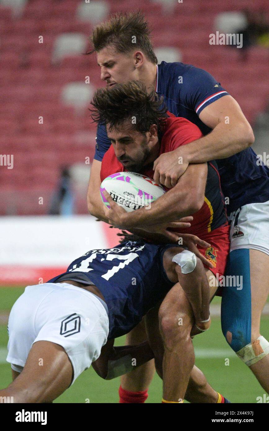 Singapur, R) kämpft um den Ball während des Mannes Pool B Spiel gegen Frankreich beim HSBC Rugby Sevens Turnier in Singapur. Mai 2024. Spaniens Spieler Pol Pla (Top, R) kämpft um den Ball während des Mannes Pool B gegen Frankreich beim HSBC Rugby Sevens Turnier, das am 3. Mai 2024 in Singapur stattfand. Quelle: Dann Chih Wey/Xinhua/Alamy Live News Stockfoto