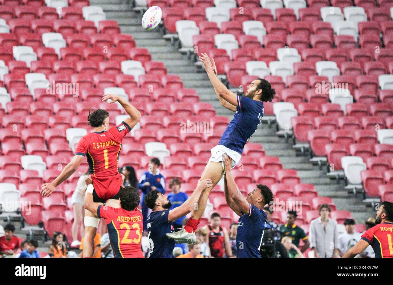 Singapur, R) kämpft um den Ball während des Mannes Pool B Spiel gegen Spanien beim HSBC Rugby Sevens Turnier in Singapur. Mai 2024. Der französische Spieler Jonathan Laugel (Top, R) kämpft um den Ball während des Pools B für Männer gegen Spanien beim HSBC Rugby Sevens Turnier, das am 3. Mai 2024 in Singapur stattfand. Quelle: Dann Chih Wey/Xinhua/Alamy Live News Stockfoto