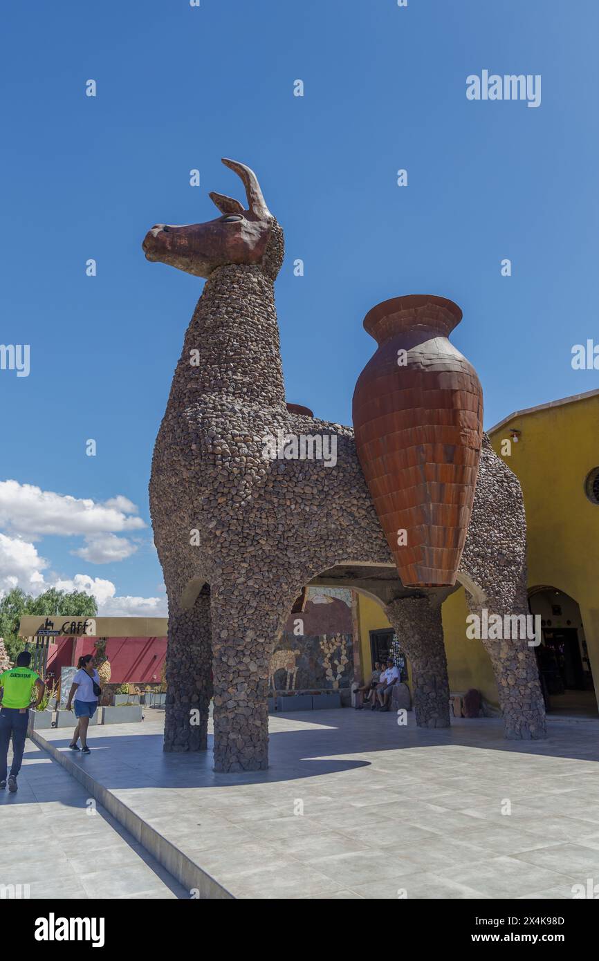 Jujuy, Argentinien - 25. Januar 2024: Bau der Kunsthandwerksfabrik Arte Guanaco in Uquia, Provinz Jujuy, Argentinien. Stockfoto