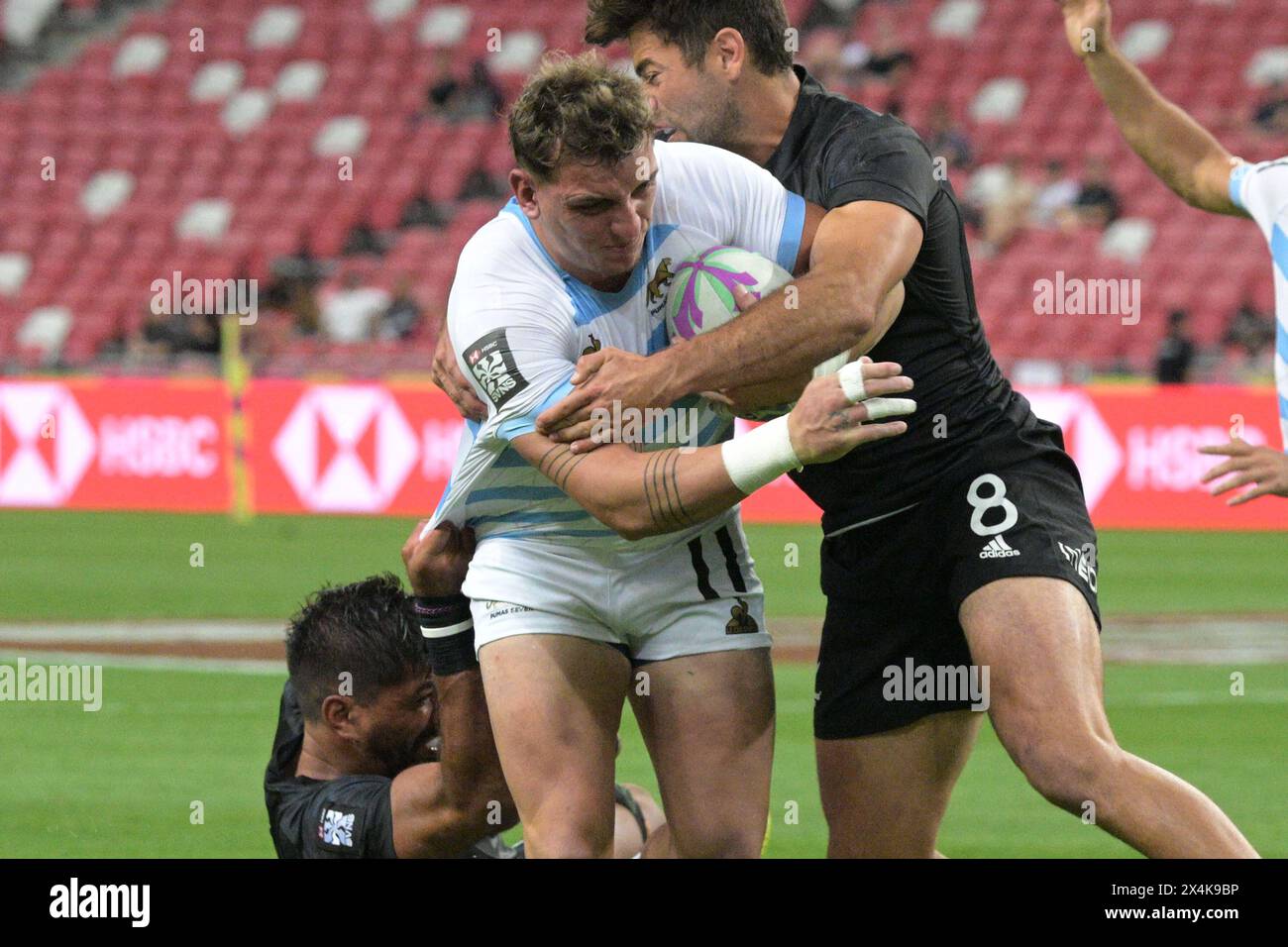 Singapur. Mai 2024. Der Argentinier Luciano Gonzalez (C) kämpft um den Ball mit dem Neuseeländer Andrew Knewstubb während des Mannes Pool A Match beim HSBC Rugby Sevens Turnier, das am 3. Mai 2024 in Singapur stattfand. Quelle: Dann Chih Wey/Xinhua/Alamy Live News Stockfoto