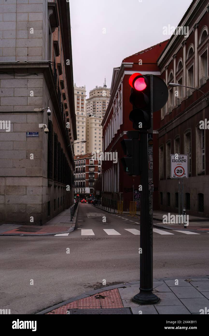 Madrid, Spanien. Februar 2024 - Rote Ampel in einer ruhigen Straße in der Innenstadt von Madrid Stockfoto