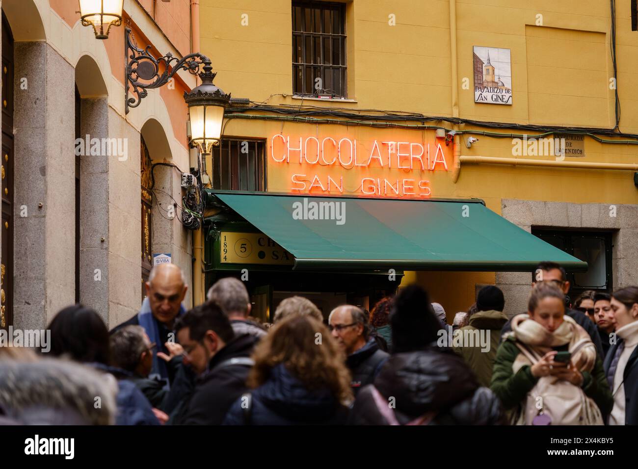 Madrid, Spanien. 11. Februar 2024: Gruppe von Leuten, die vor der Chocolateria San Gines warten Stockfoto