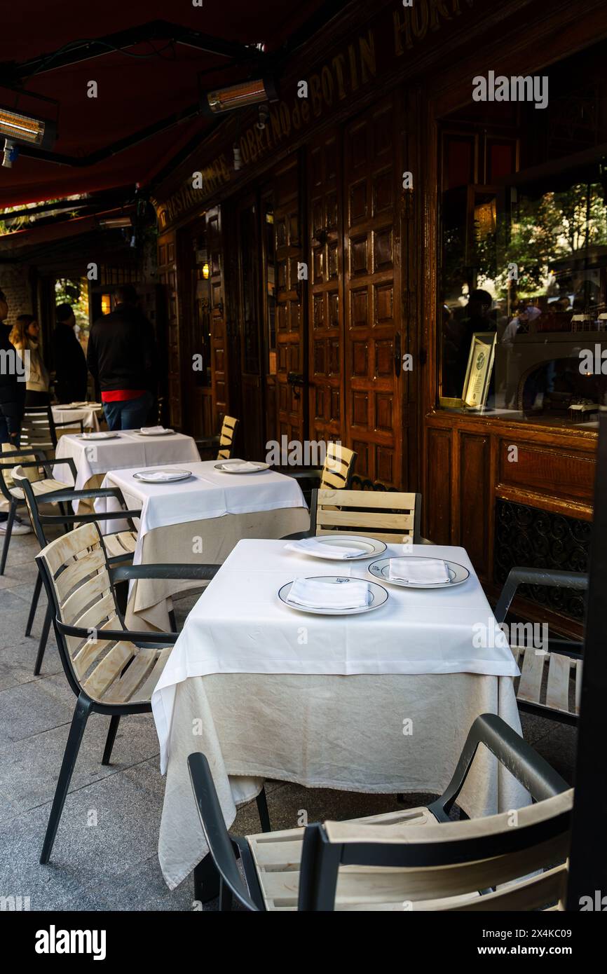 Madrid, Spanien. 11. Februar 2024 - Tische mit weißen Tischdecken vor dem Restaurant Botin Stockfoto