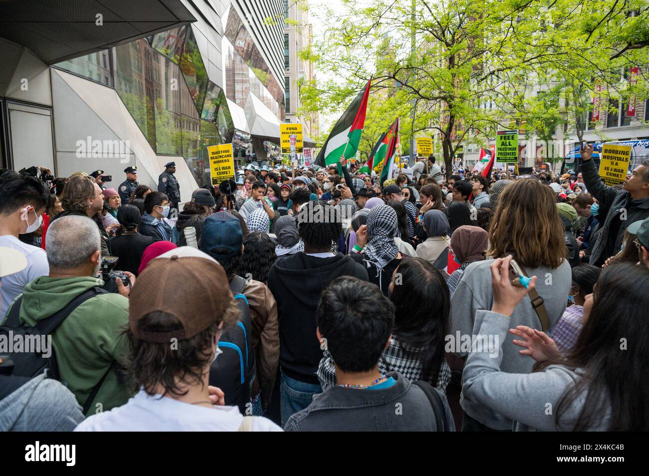 New York, USA, 3. Mai 2024. Die Demonstranten der NYU-Studentenlager hielten an der nahe gelegenen New School, die auch ein palästinensisches Solidaritätslager eingerichtet hatte, das früher am Tag von der NYPD überfallen wurde. Tausende marschierten durch die Nachbarschaft, die die Forderungen der Studenten des Lagers der NYU widerspiegelten. Quelle: M. Stan Reaves/Alamy Live News Stockfoto