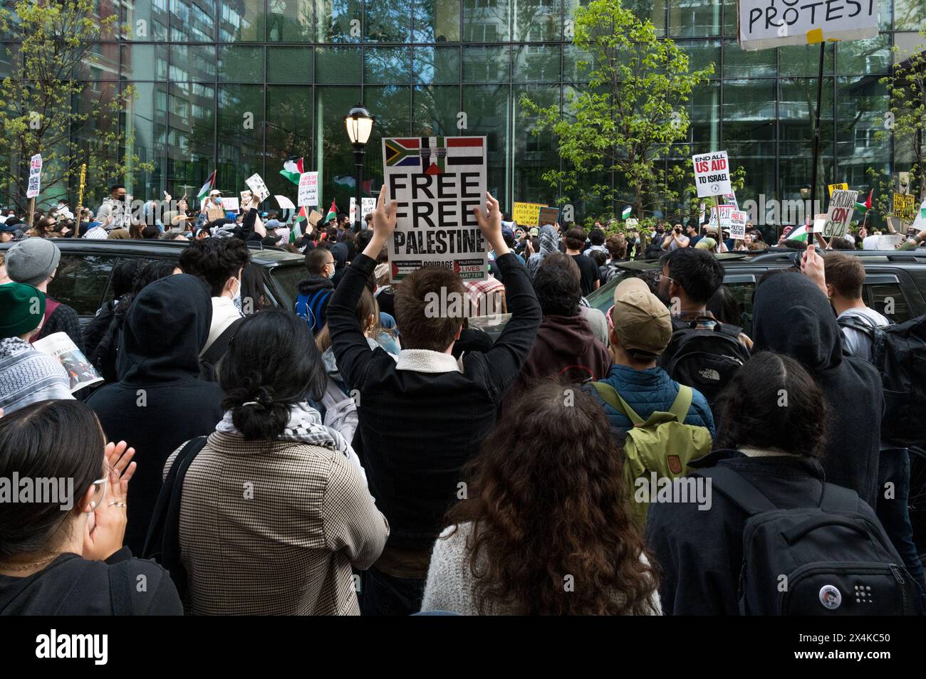 New York, USA, 3. Mai 2024. Tausende füllen das Gebiet, während Studenten ihre Ansichten erläutern und zu erneuten Bemühungen für Palästina aufrufen. Unterstützer überfluteten die Straße, auf der Studenten der NYU ihr zweites palästinensisches Solidaritätslager aufgebaut hatten, bevor es früher am Tag von der NYPD zerstört wurde. Tausende marschierten dann durch die Nachbarschaft, die die Forderungen der Studenten des Lagers widerspiegelten. Quelle: M. Stan Reaves/Alamy Live News Stockfoto