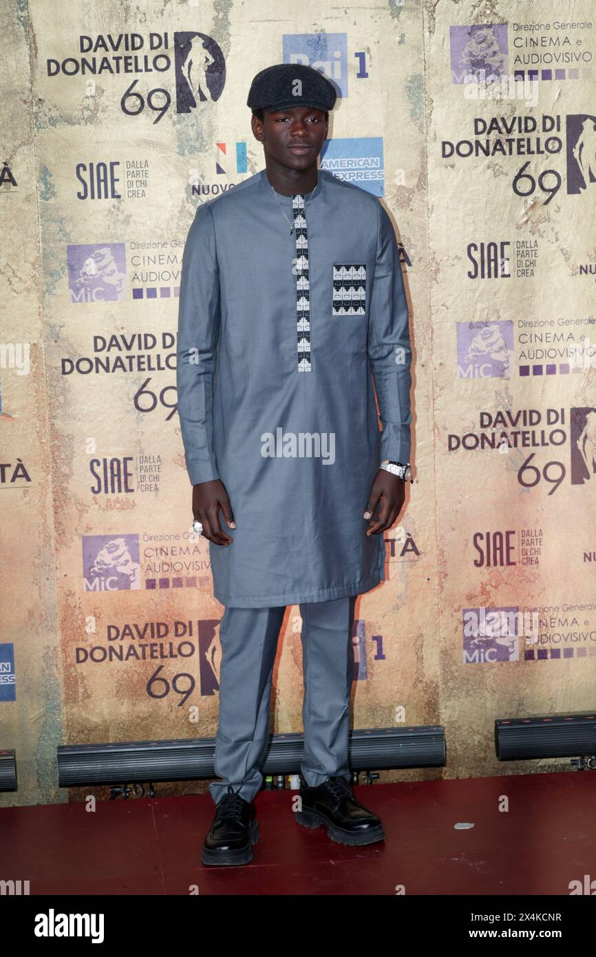 Rom, Italien - 3. Mai 2024: Seydou Sarr nimmt am roten Teppich der David di Donatello 2024 Preisverleihung in Rom in den Cinecittà Studios Teil. (Foto: Gennaro Leonardi/Alamy Live News) Stockfoto