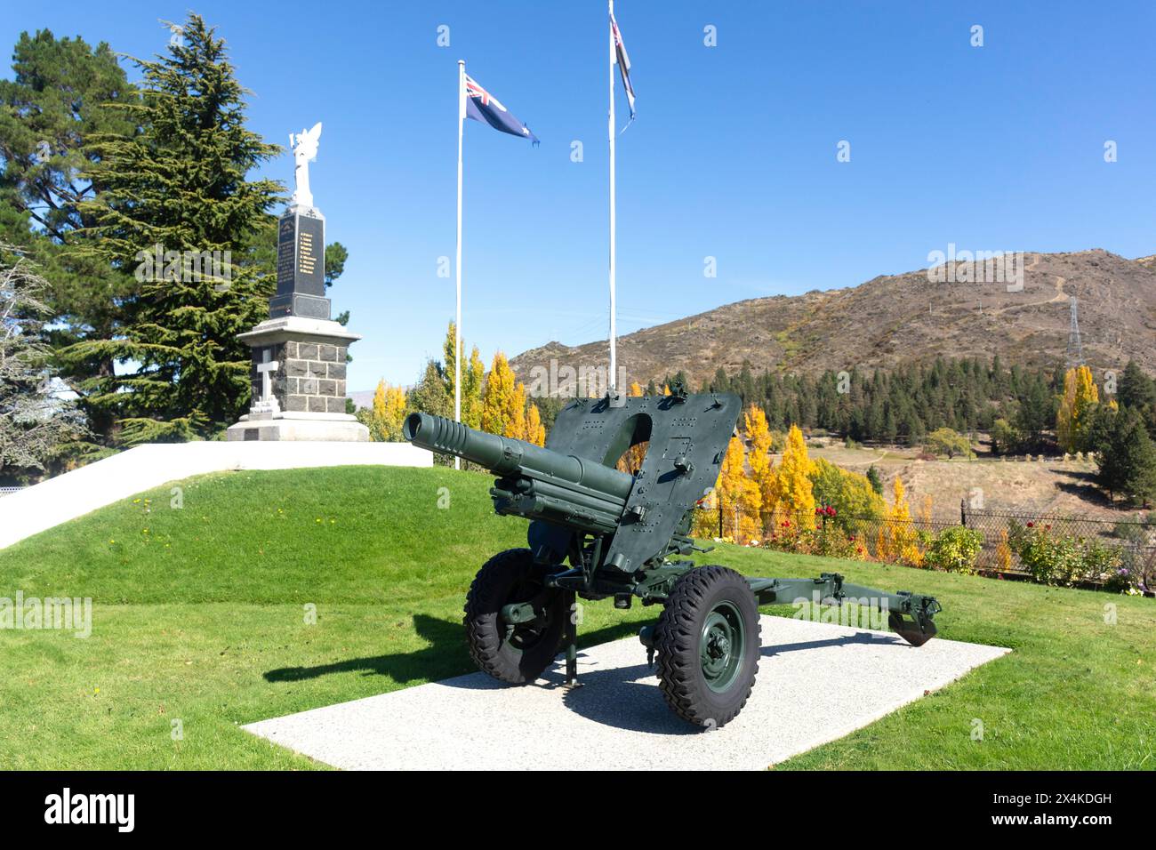 Pack Howitzer Gun and war Memorial, Blyth Street, Clyde, Central Otago, Otago, Südinsel, Neuseeland Stockfoto