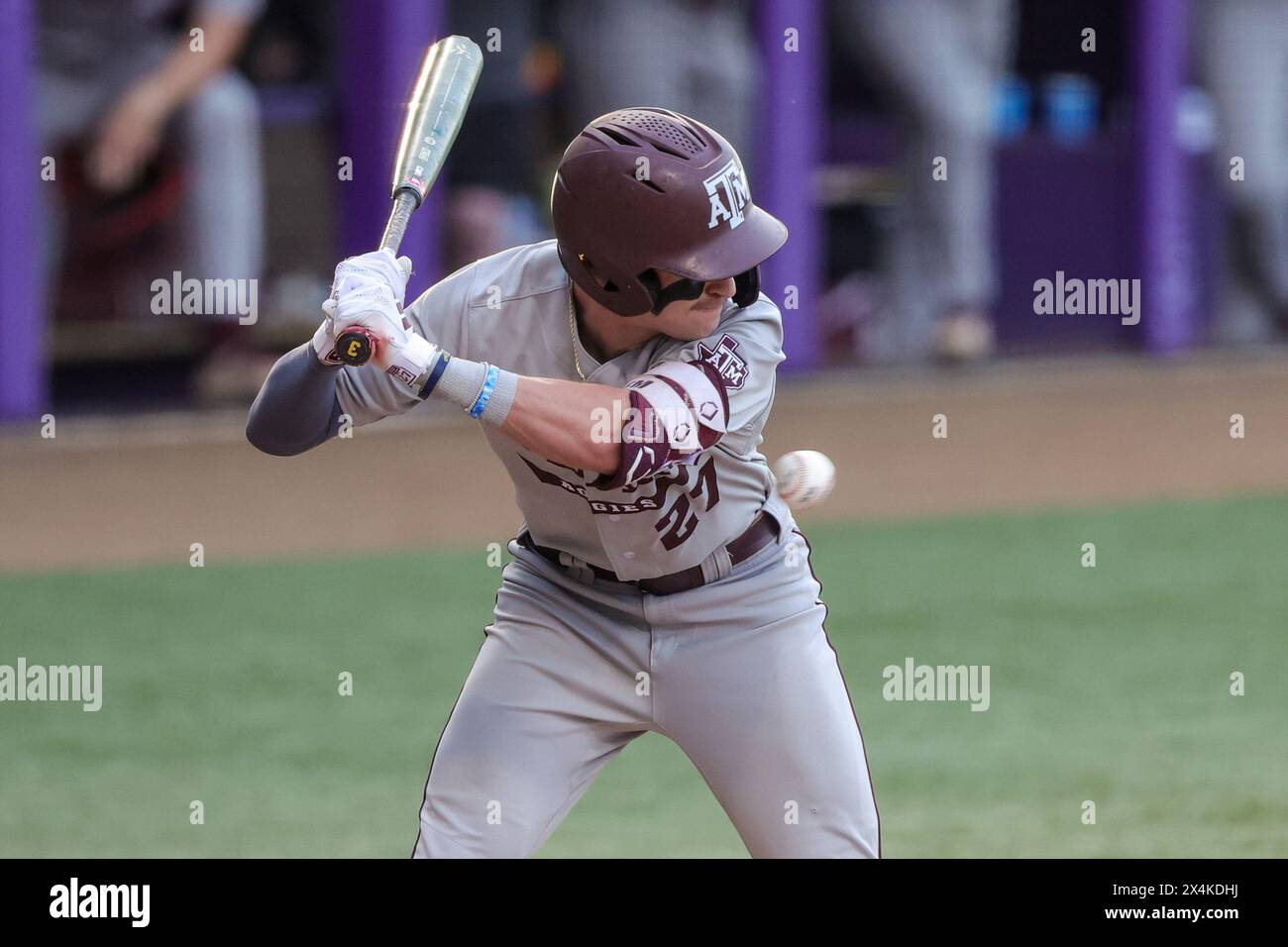 Baton Rouge, LA, USA. Mai 2024. Ted Burton (27) von Texas A&M wird während der NCAA Baseball-Action zwischen den Texas A&M Aggies und den LSU Tigers im Alex Box Stadium, Skip Bertman Field in Baton Rouge, LA, von einem Pitch getroffen. Jonathan Mailhes/CSM (Credit Image: © Jonathan Mailhes/Cal Sport Media). Quelle: csm/Alamy Live News Stockfoto