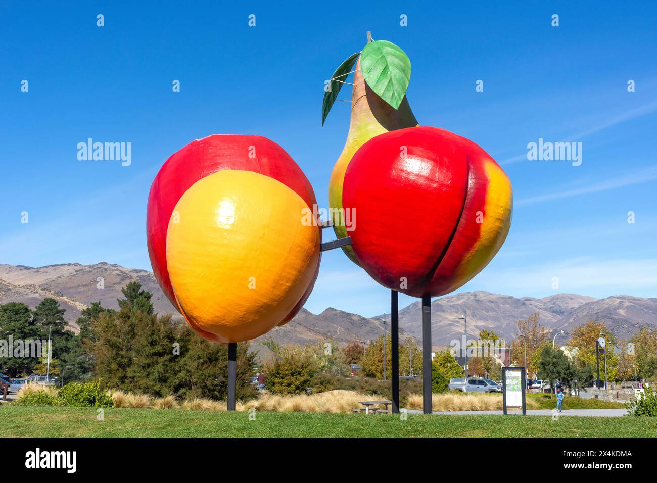 Cromwell Fruit Sculpture, State Highway 8, Cromwell, Central Otago, Otago, Südinsel, Neuseeland Stockfoto