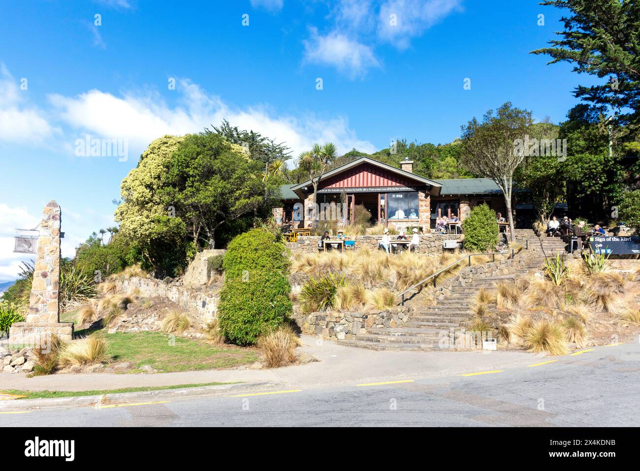 Schild des Kiwi Cafe, Summit Road, Governors Bay, Banks Peninsula, Canterbury Region, Neuseeland Stockfoto