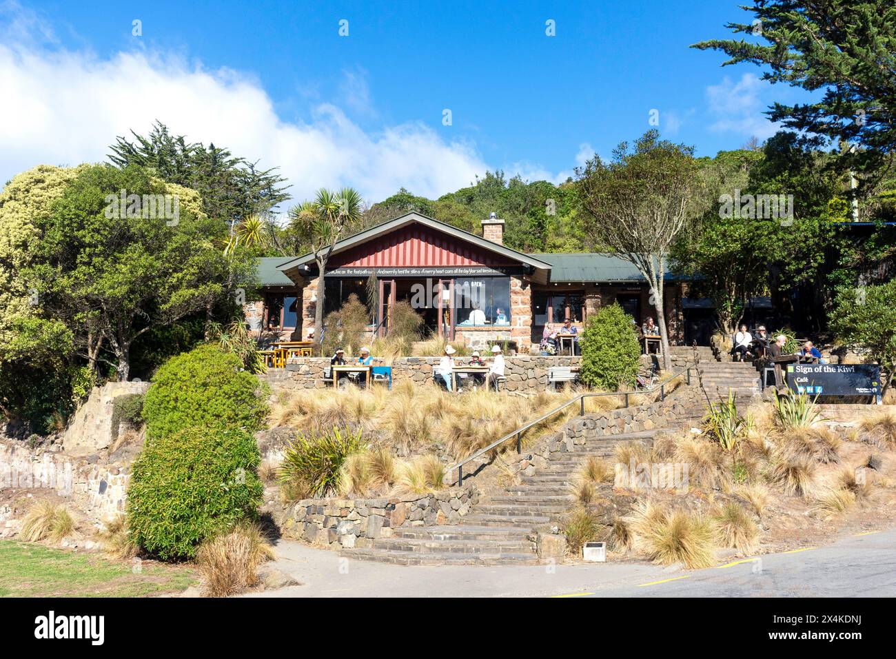 Schild des Kiwi Cafe, Summit Road, Governors Bay, Banks Peninsula, Canterbury Region, Neuseeland Stockfoto