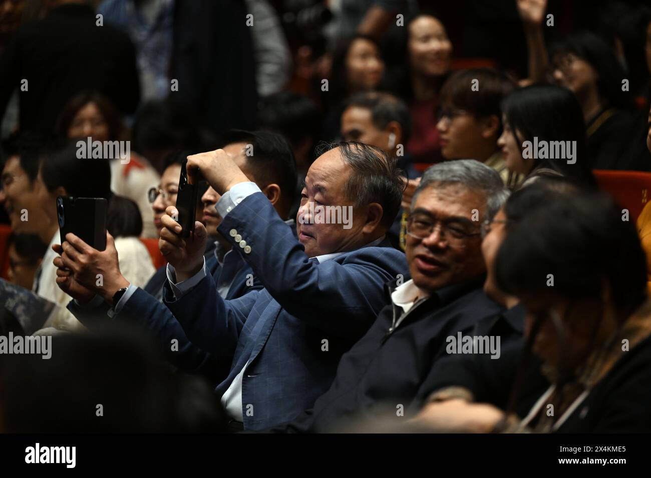 Suzhou, chinesische Provinz Jiangsu. Mai 2024. Mo Yan fotografiert die Bühne vor dem Debüt seines neuen Dramas „Crocodile“ in einem Theater in Suzhou, der ostchinesischen Provinz Jiangsu, am 3. Mai 2024. "Crocodile", ein neues Drama von Mo Yan, einem Literaturnobelpreisträger, debütierte hier am Freitag. Quelle: Jin Liangkuai/Xinhua/Alamy Live News Stockfoto