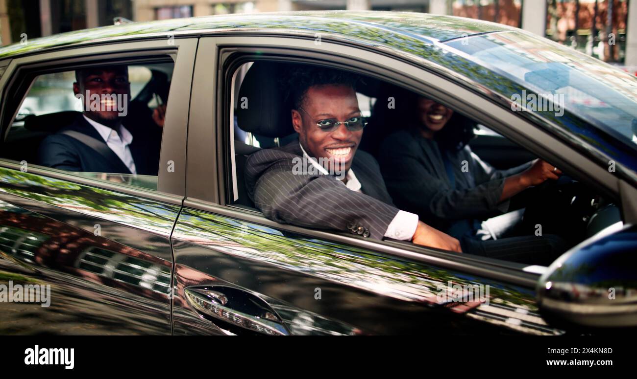 Gemeinsame Nutzung Der Fahrbahn Im Pool. Afrikanische Menschen Nutzen Car Share Stockfoto