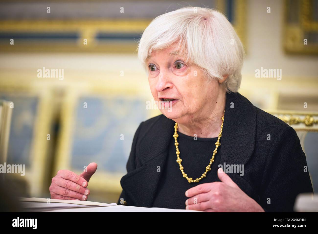 Kiew, Ukraine - 27. Februar 2023: Nahaufnahme eines Porträts der US-Finanzministerin Janet Yellen, die bei einem Treffen an einem Tisch sitzt Stockfoto