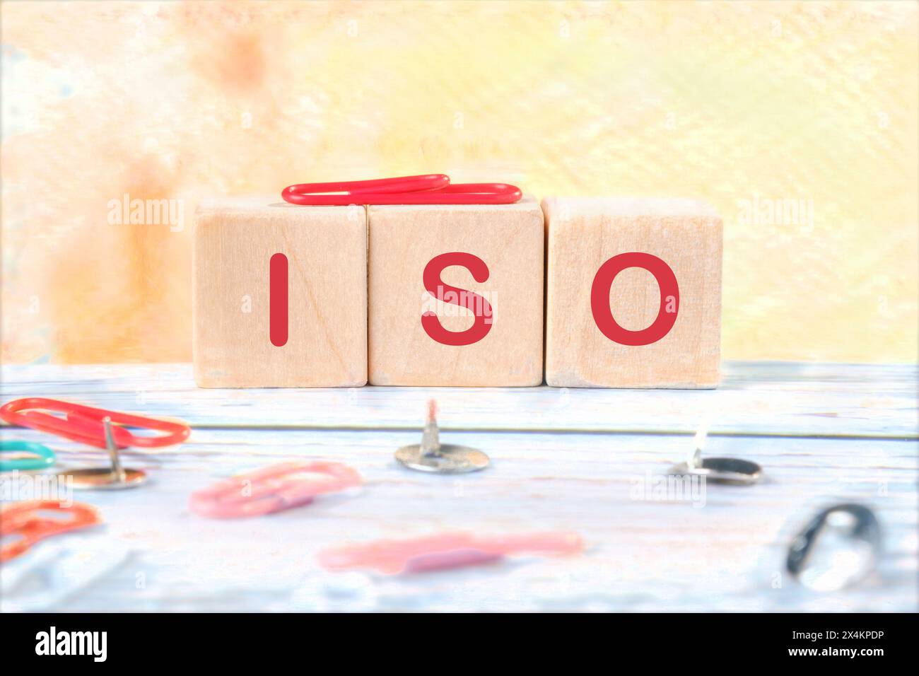 ISO-Konzept. Qualitätsmanagementsysteme. ISO-TEXT auf Holzwürfeln auf einem hellen und schönen Hintergrund Stockfoto