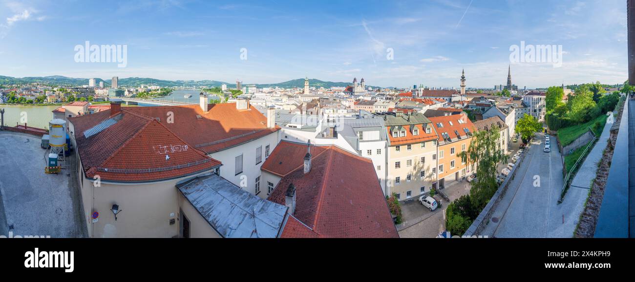 Linz: Blick vom Schlossberg nach Linz mit Altem Dom, Landhaus, Neuem Dom FLTR in Donau, Oberösterreich, Oberösterreich, Österreich Stockfoto