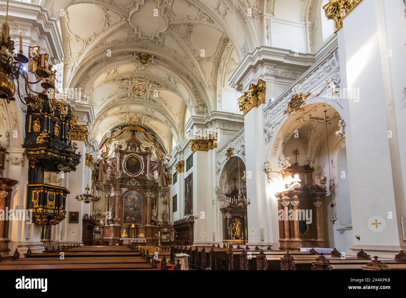 Linz: Alter Dom, Kirchenschiff in Donau, Oberösterreich, Oberösterreich, Österreich Stockfoto