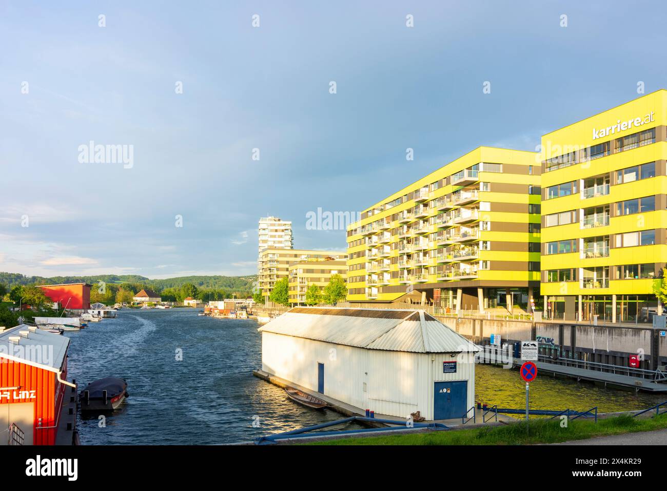 Linz: Hafen Winterhafen, Mehrfamilienhäuser, Bootshäuser der Feuerwehr und Polizei in Donau, Oberösterreich, Österreich Stockfoto