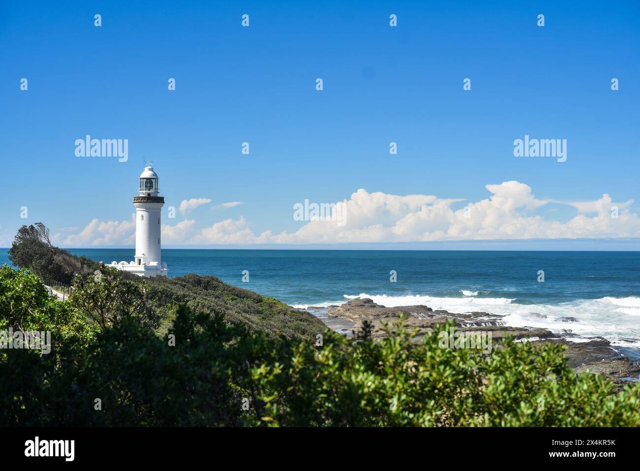 Alter historischer Leuchtturm am Strand Stockfoto