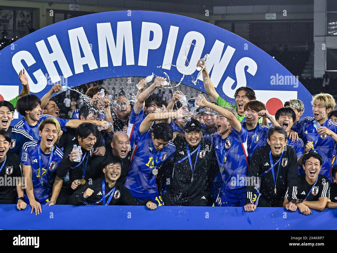 Doha, Katar. Mai 2024. Das Team Japan feiert während der Preisverleihung nach dem letzten Spiel zwischen Japan und Usbekistan beim AFC U23 Asian Cup Qatar 2024 Fußballturnier in Doha, Katar, am 3. Mai 2024. Quelle: Nikku/Xinhua/Alamy Live News Stockfoto
