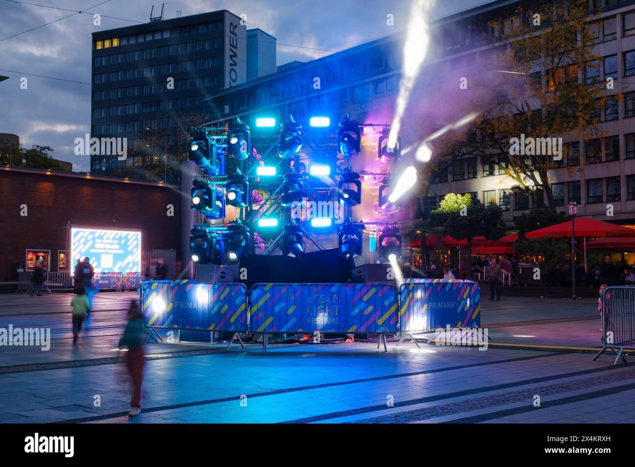 Magic super Cube, Essen Light Festival 2023, Installation von Julian Meissner, Kennedyplatz, Essen Stockfoto