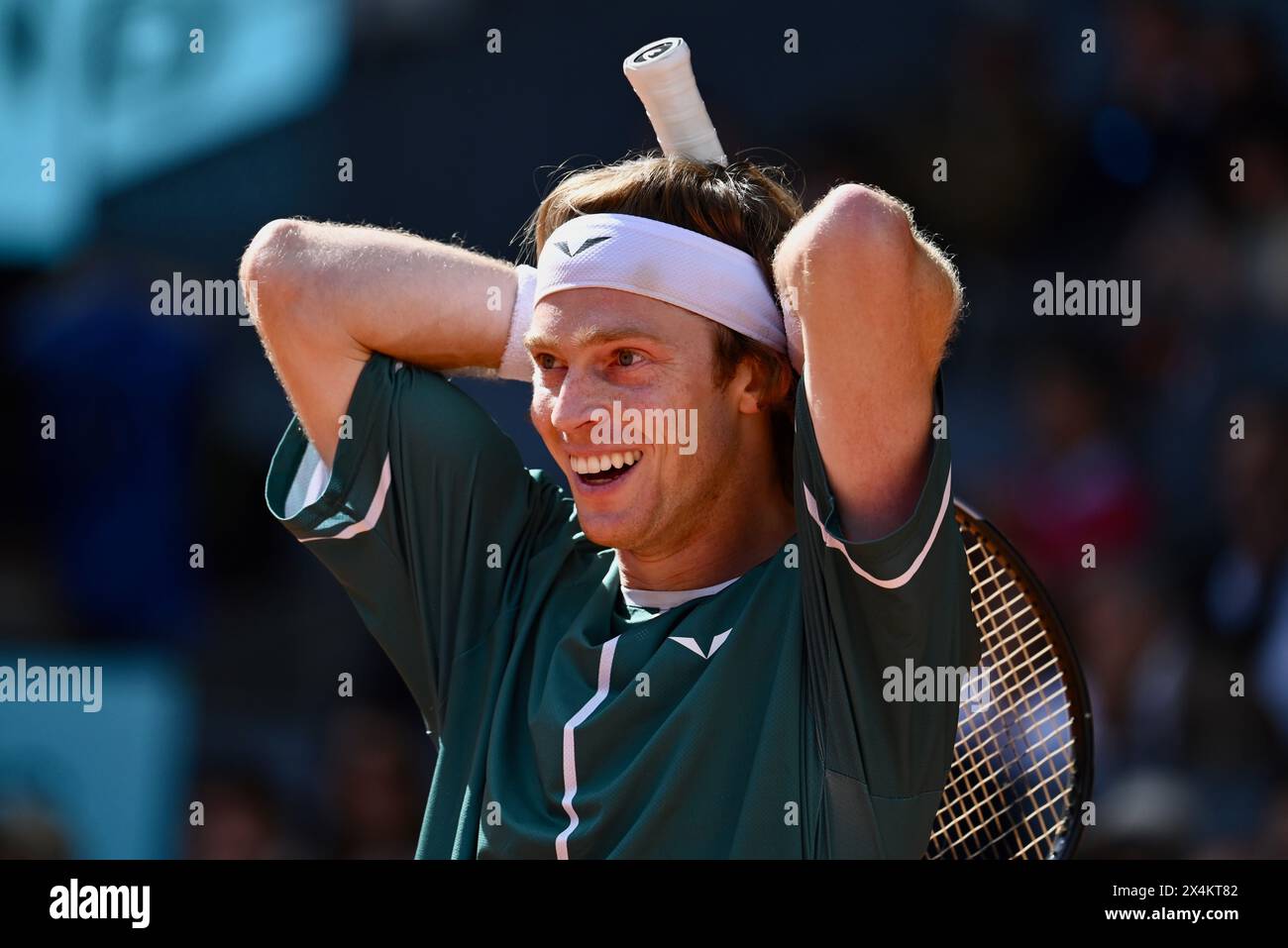 Madrid, Spanien. Mai 2024. Der Russe Andrey Rublev im Kampf gegen den Amerikaner Taylor Fritz während des Tennisturniers Mutua Madrid Open. Quelle: Cesar Luis de Luca/dpa/Alamy Live News Stockfoto