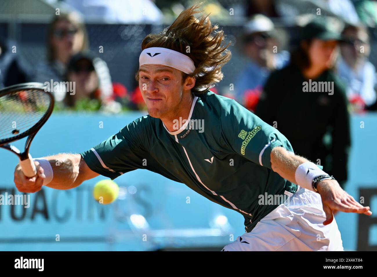 Madrid, Spanien. Mai 2024. Der Russe Andrey Rublev im Kampf gegen den Amerikaner Taylor Fritz während des Tennisturniers Mutua Madrid Open. Quelle: Cesar Luis de Luca/dpa/Alamy Live News Stockfoto