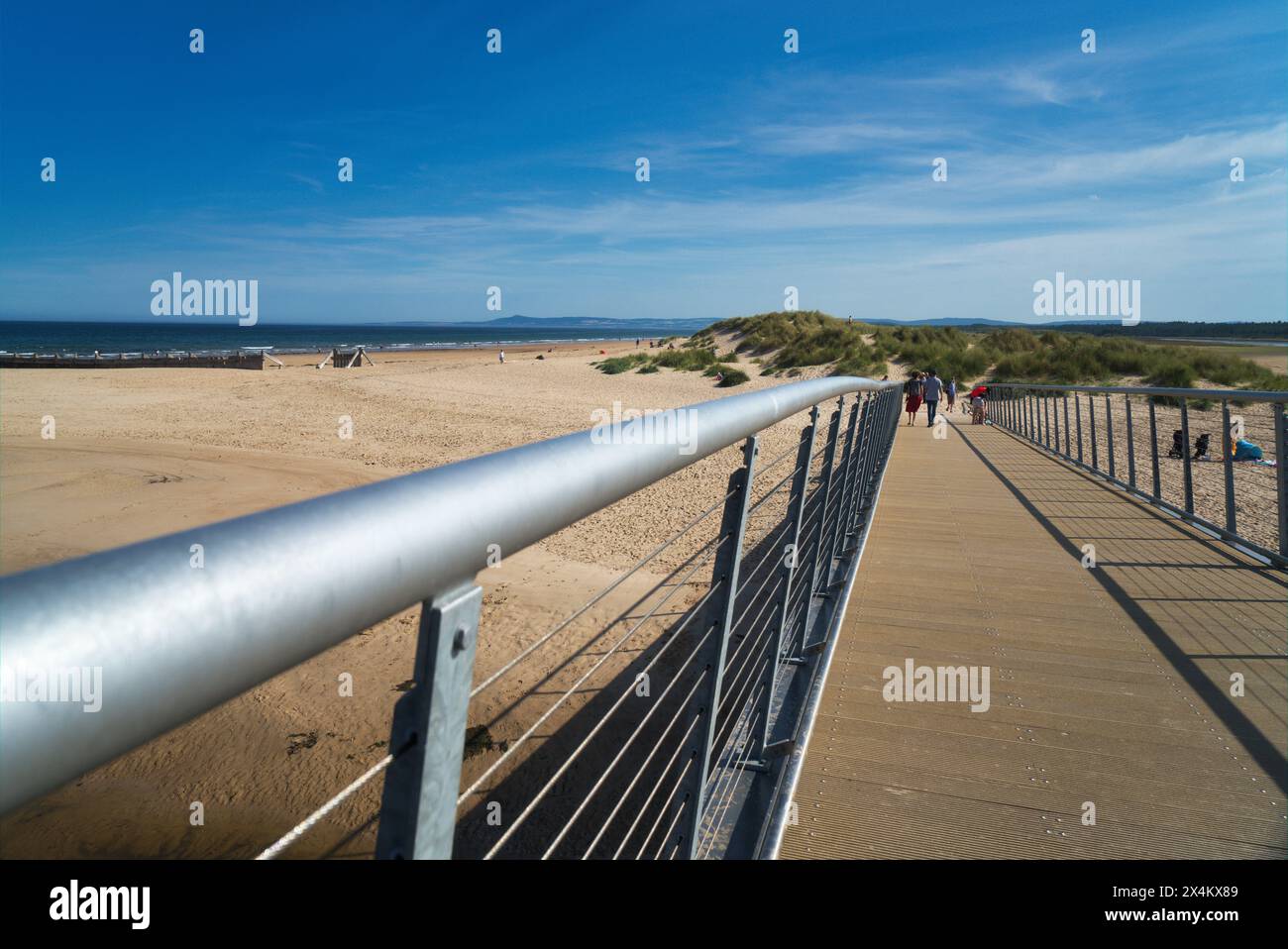 Blick in Richtung Nordosten in Richtung Moray Firth über den Fluss Lossie neue Brücke am Strand und am Meer von Lossiemouth. Lossiemouth, Moray firth, Highlands, Schottland Großbritannien Stockfoto