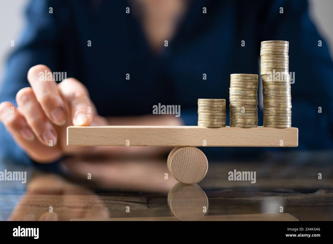 Ausgleich zwischen Geld und Wert: Preisskala für das Bankbudget Stockfoto