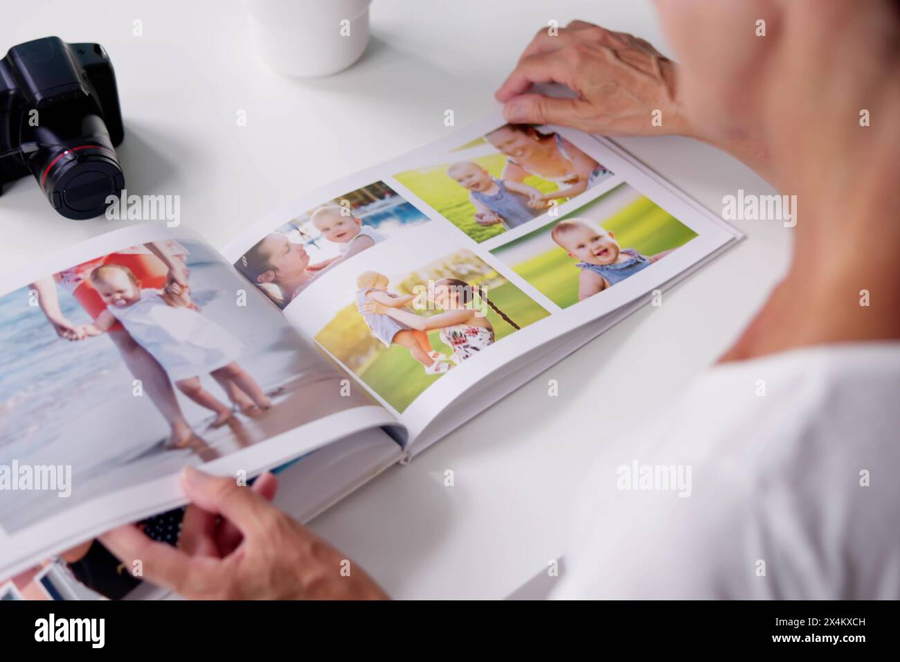 Looking Woman Holding Photo Album: A Memory Book Stockfoto