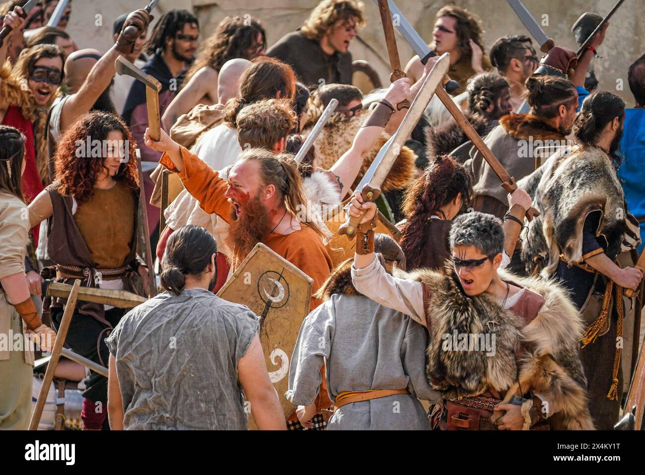 © PHOTOPQR/LE MIDI LIBRE/Mikael ANISSET ; NIMES ; 04/05/2024 ; NIMES/JOURNEES ROMAINES/SPECTACLE/HISTOIRE/ROMAINS/BARBARES/GERMANICUS/'GERMANICUS et la colère barbare', Le Spectacle phare des Journées romaines d'Edeis, A Conquis les Premier Zuschauern du du am Wochenende Depuis ce vendredi 3 mai et jusqu'au dimanche 5 mai, le Programme d'animations, démonstrations et Spectacles des Journées romaines EST monté en puissance en Centre-ville, des Jardins de la fontaine jusqu'aux arènes. NIMES; 05.04.2024; RÖMISCHE TAGE „Germanicus und der Barbarenzorn“, die Flaggschiffshow der Römischen Tage Stockfoto