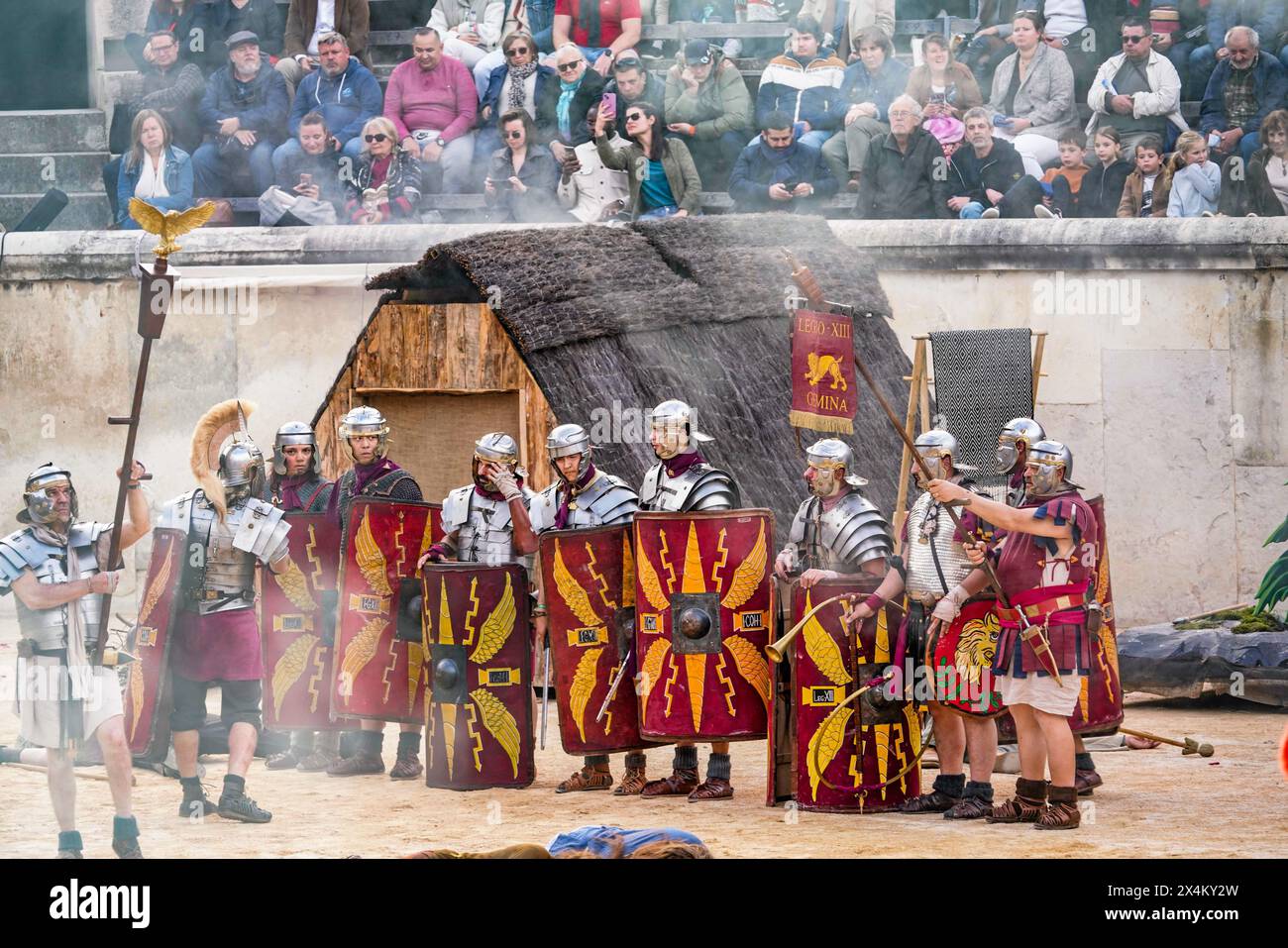 © PHOTOPQR/LE MIDI LIBRE/Mikael ANISSET ; NIMES ; 04/05/2024 ; NIMES/JOURNEES ROMAINES/SPECTACLE/HISTOIRE/ROMAINS/BARBARES/GERMANICUS/'GERMANICUS et la colère barbare', Le Spectacle phare des Journées romaines d'Edeis, A Conquis les Premier Zuschauern du du am Wochenende Depuis ce vendredi 3 mai et jusqu'au dimanche 5 mai, le Programme d'animations, démonstrations et Spectacles des Journées romaines EST monté en puissance en Centre-ville, des Jardins de la fontaine jusqu'aux arènes. NIMES; 05.04.2024; RÖMISCHE TAGE „Germanicus und der Barbarenzorn“, die Flaggschiffshow der Römischen Tage Stockfoto