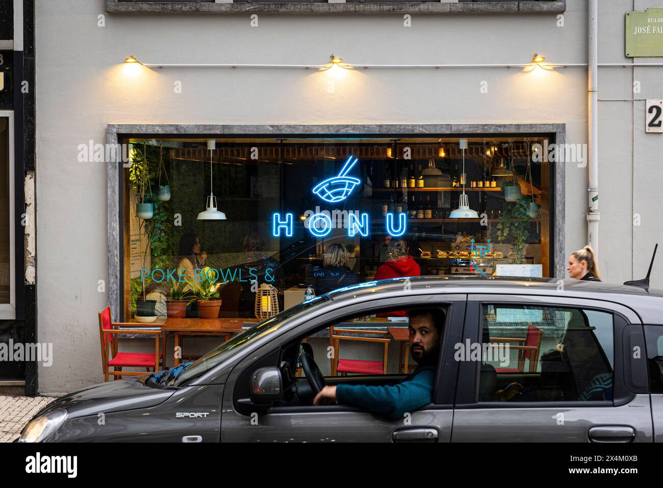 Porto, Portugal - 03. April 2023 : Honu Restaurant von der Straße Stockfoto