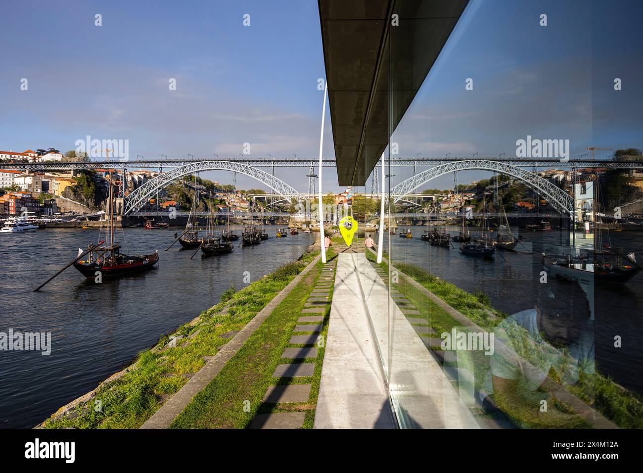 Porto, Portugal - 03. April 2023: Dom-Luis-Brücke Reflexion Stockfoto