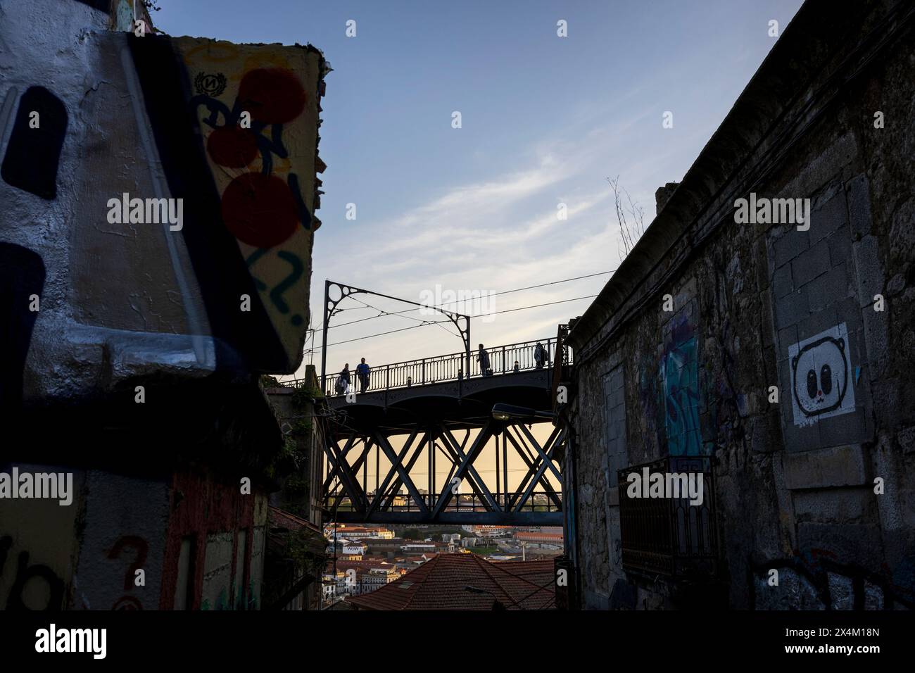 Porto, Portugal - 5. April 2023: Menschen überqueren die Dom-Luis-Brücke Stockfoto