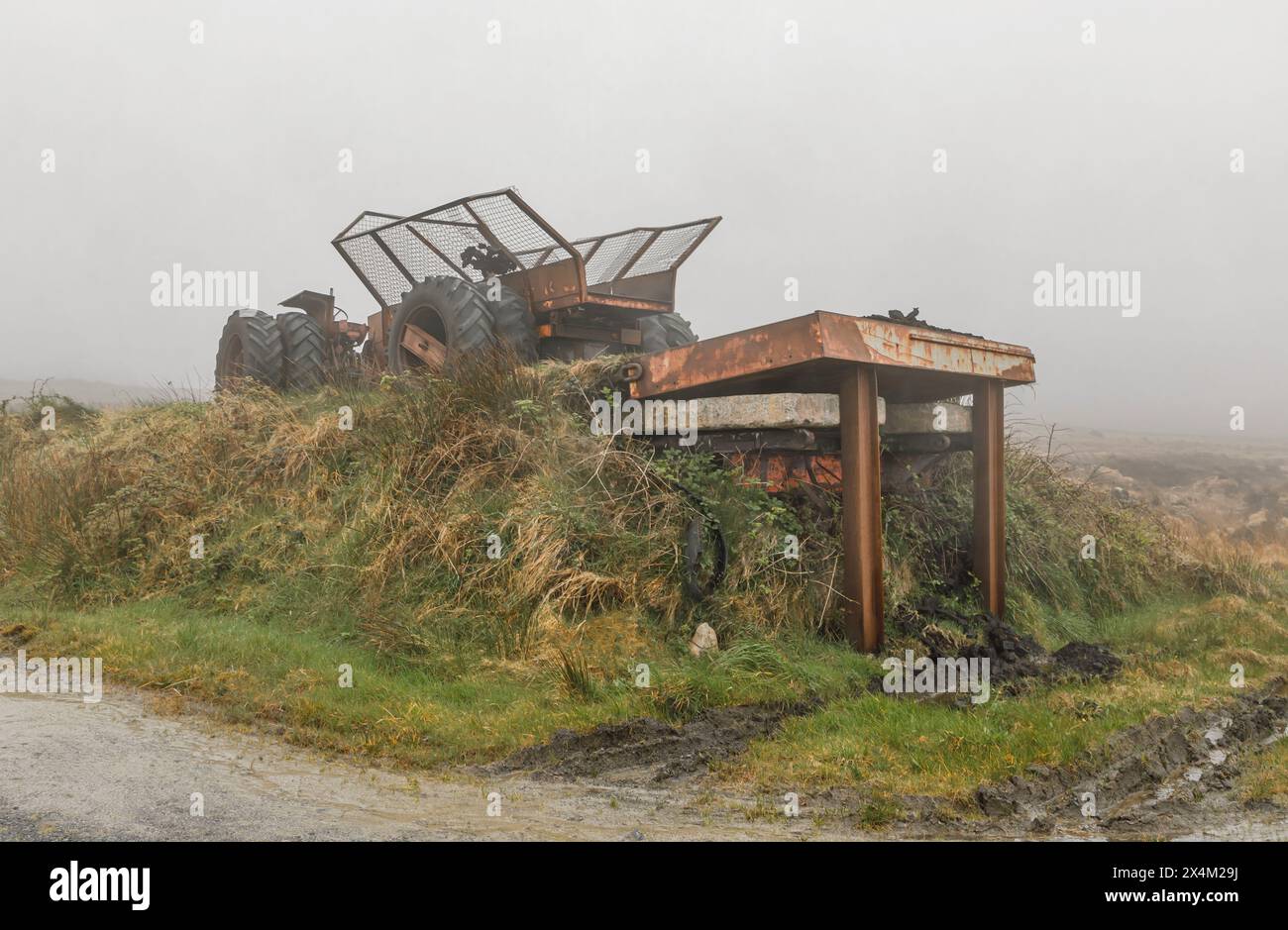 Ein saurer Traktor und Anhänger, der für die Torfbewegung in den Moorgebieten von Moycullen in Irland geeignet ist Stockfoto