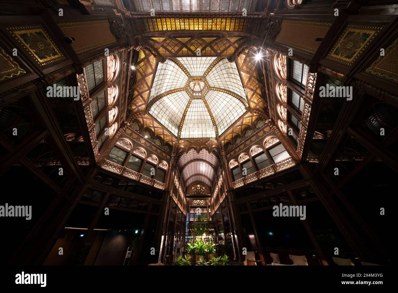 16.04.24. Budapest, Ungarn. Die Pariser Passsage (ungarischer Name ist Parizsi udvar) ist ein einzigartiges Hotel, Restaurant und Bar in der Hauptstadt Ungarns. Stockfoto