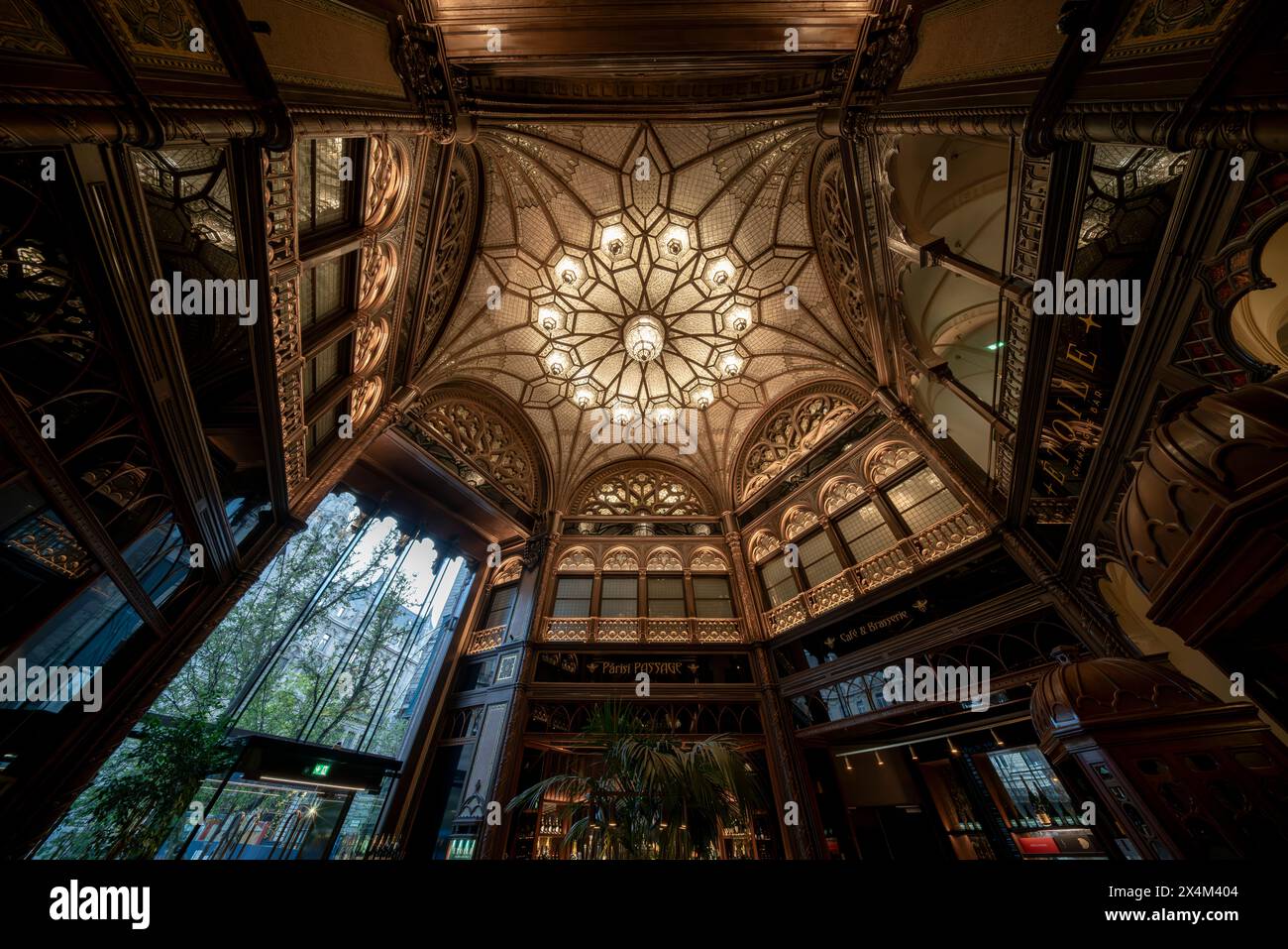 16.04.24. Budapest, Ungarn. Die Pariser Passsage (ungarischer Name ist Parizsi udvar) ist ein einzigartiges Hotel, Restaurant und Bar in der Hauptstadt Ungarns. Stockfoto