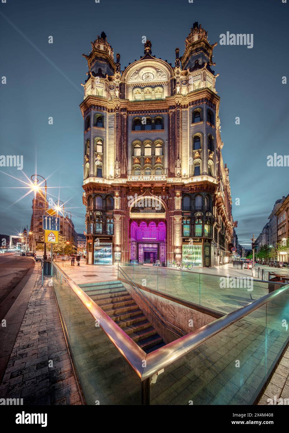 16.04.24. Budapest, Ungarn. Vor der Pariser Passage (ungarischer Name ist Parizsi udvar) befindet sich ein einzigartiges Hotel, Restaurant und Bar in der Hauptstadt Stockfoto