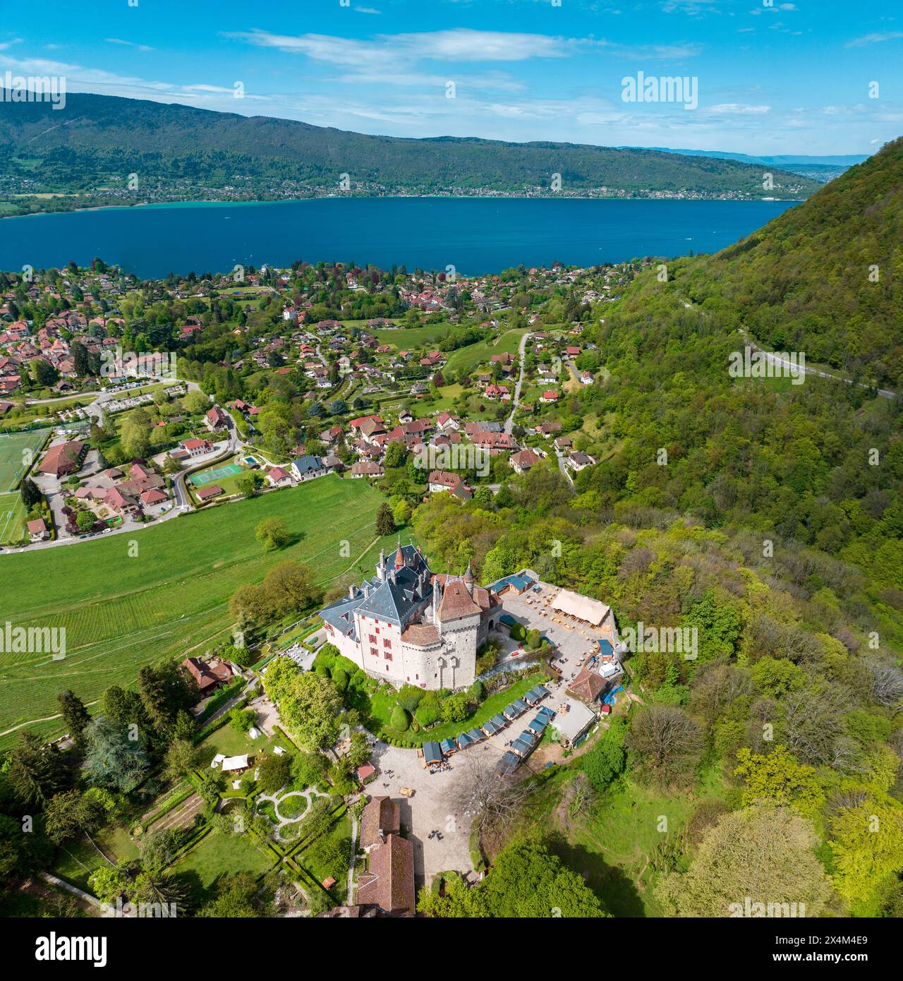 Das Chateau de Menthon aus der Vogelperspektive ist eine mittelalterliche Burg in der Gemeinde Menthon-Saint-Bernard. Annecy See und Berge. Frankreich Stockfoto