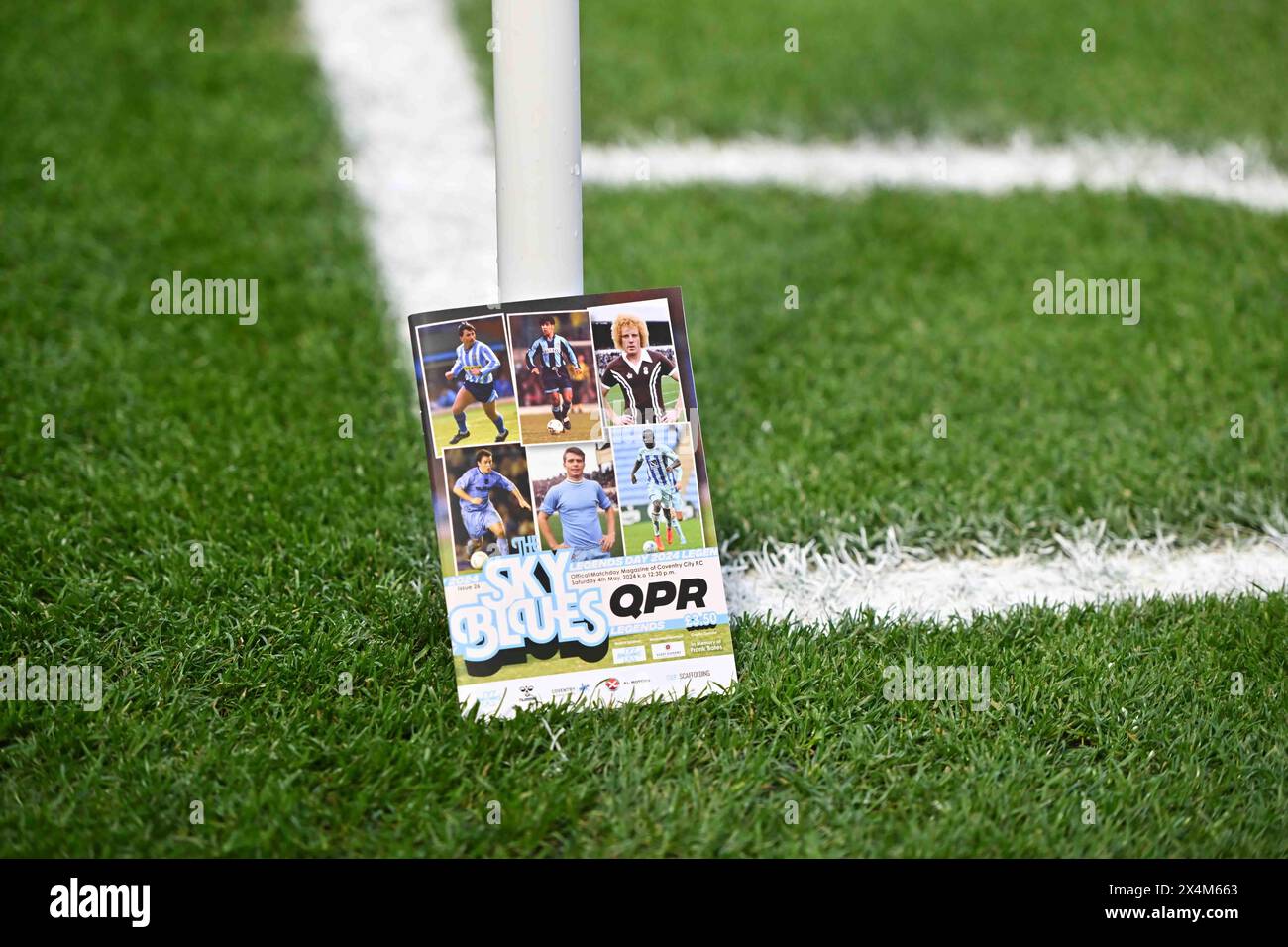 Cover des Spieltagsprogramms während des Sky Bet Championship Matches zwischen Coventry City und Queens Park Rangers in der Coventry Building Society Arena, Coventry am Samstag, 4. Mai 2024. (Foto: Kevin Hodgson | MI News) Credit: MI News & Sport /Alamy Live News Stockfoto