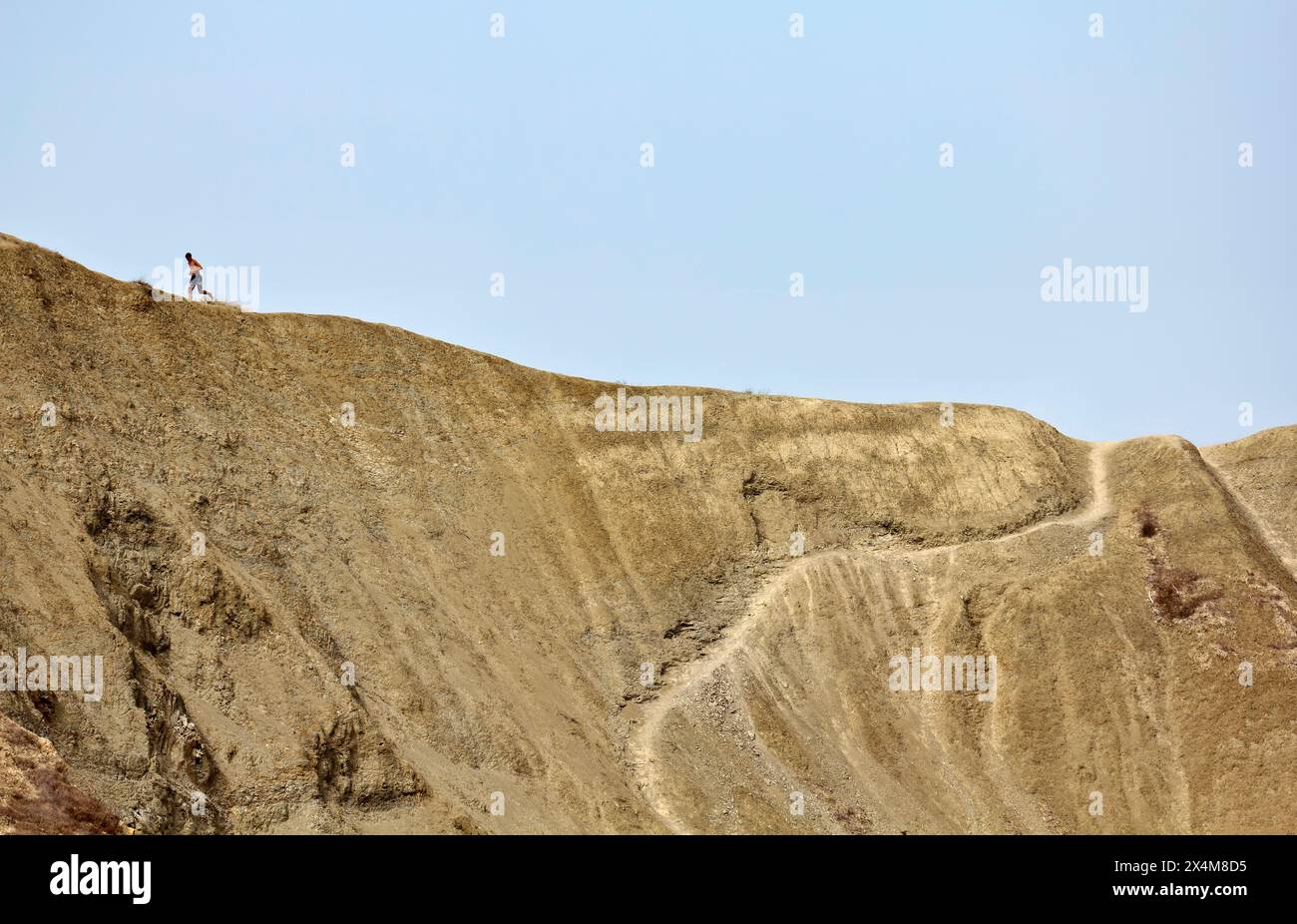 Insel Malta, junger Mann Joggen im Gnejna Bay Stockfoto