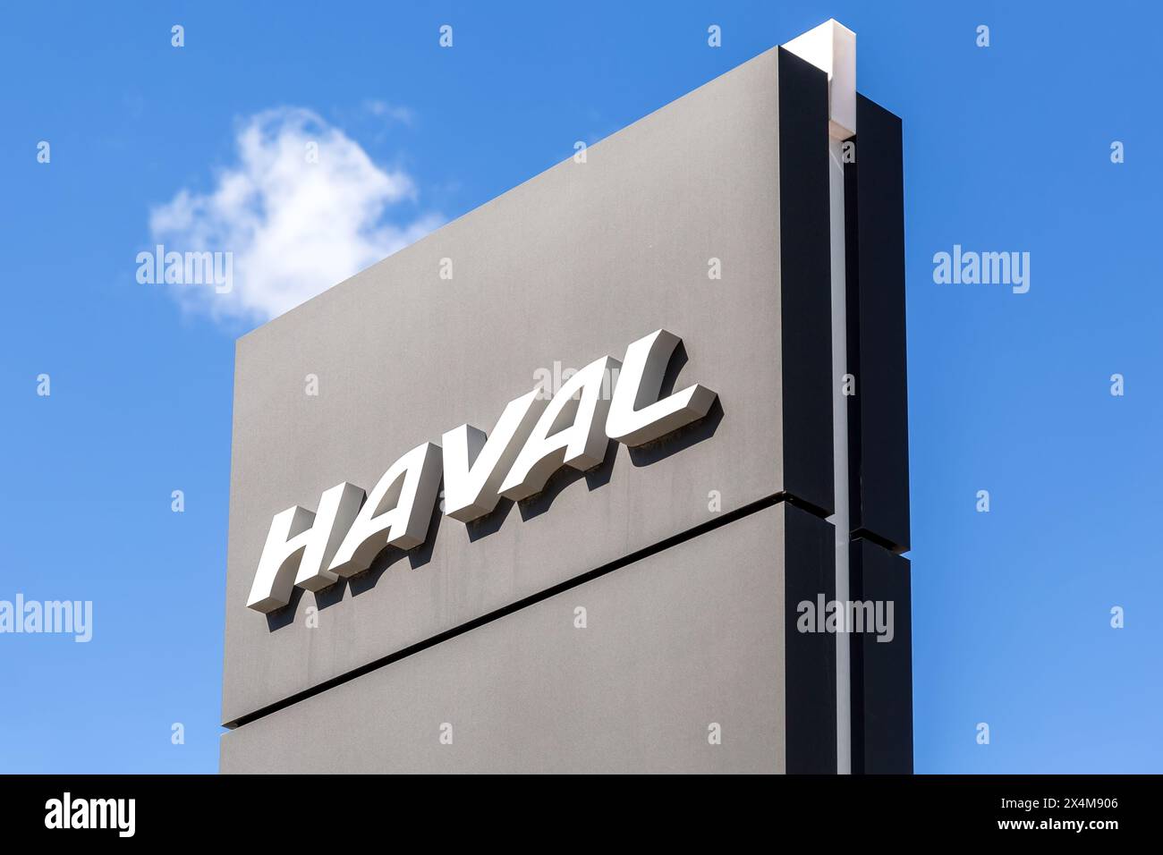 Samara, Russland - 16. April 2024: Stele mit Haval-Logo vor dem Hintergrund des Himmels. Haval ist ein chinesischer Automobilhersteller Stockfoto