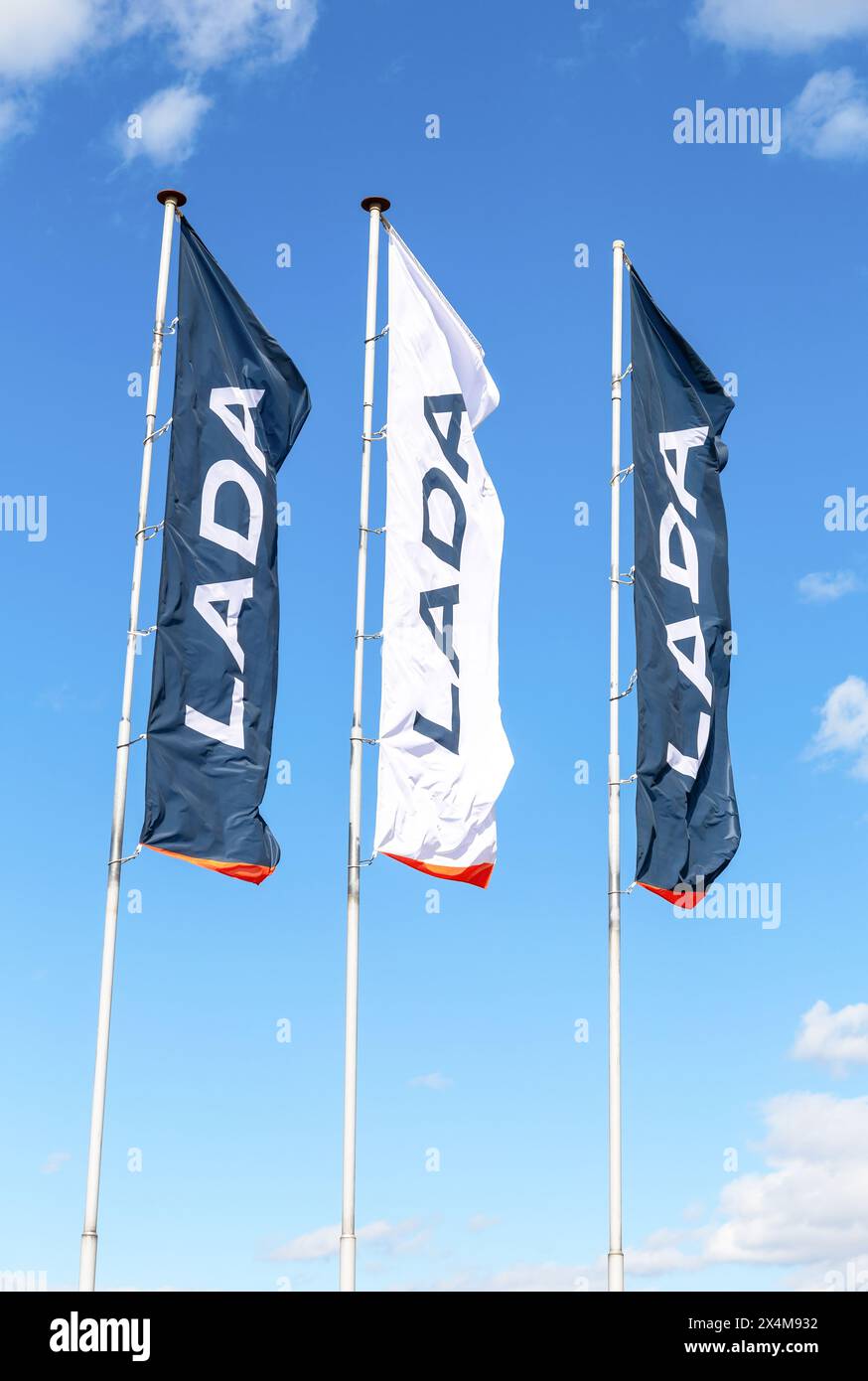Samara, Russland - 16. April 2024: Lada-Händlerflaggen vor blauem Himmel Stockfoto