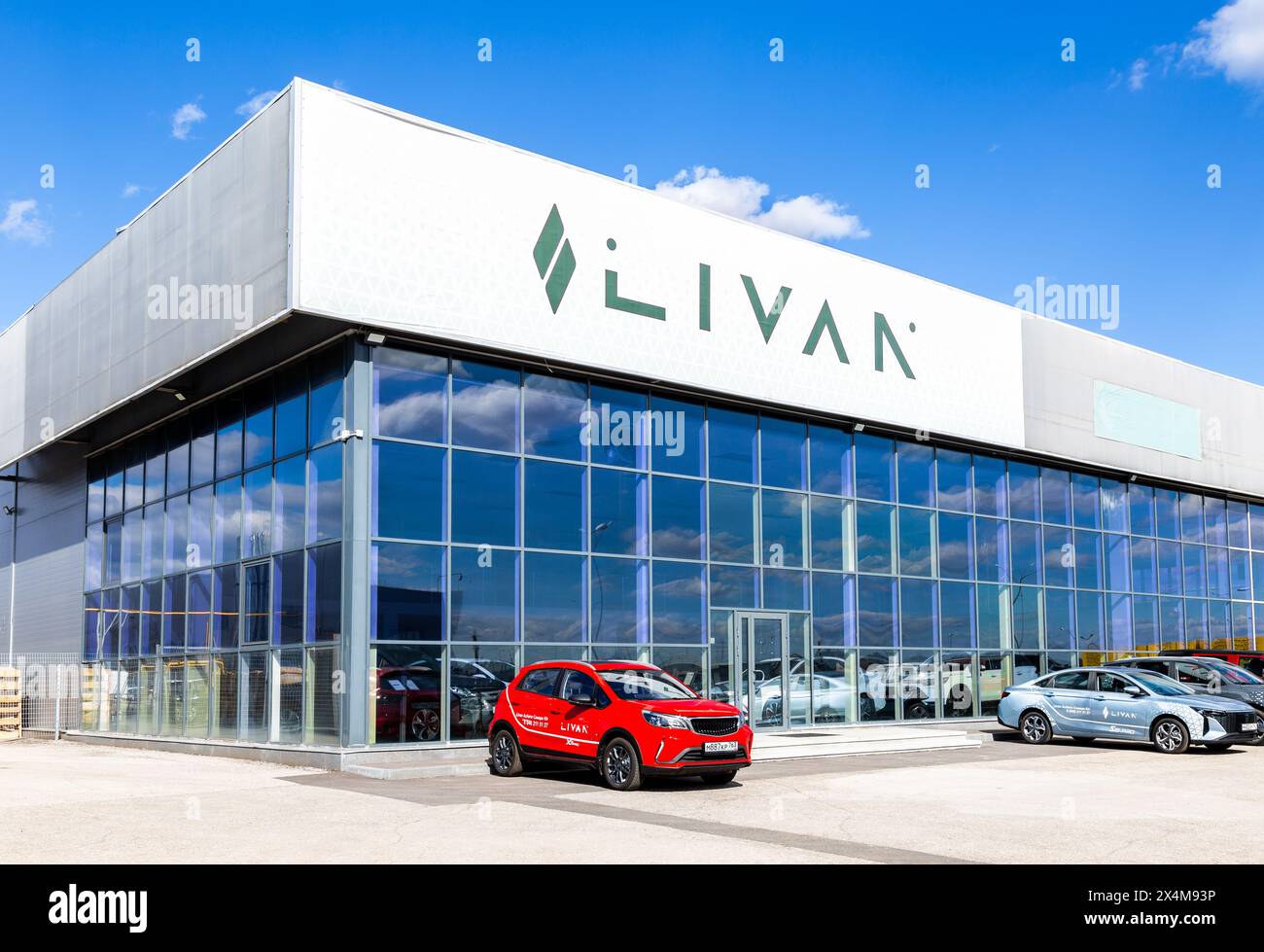 Samara, Russland - 16. April 2024: Autohaus der chinesischen Marke Livan. Offizielles Händlerschild von Livan an der Wand des Bürogebäudes Stockfoto