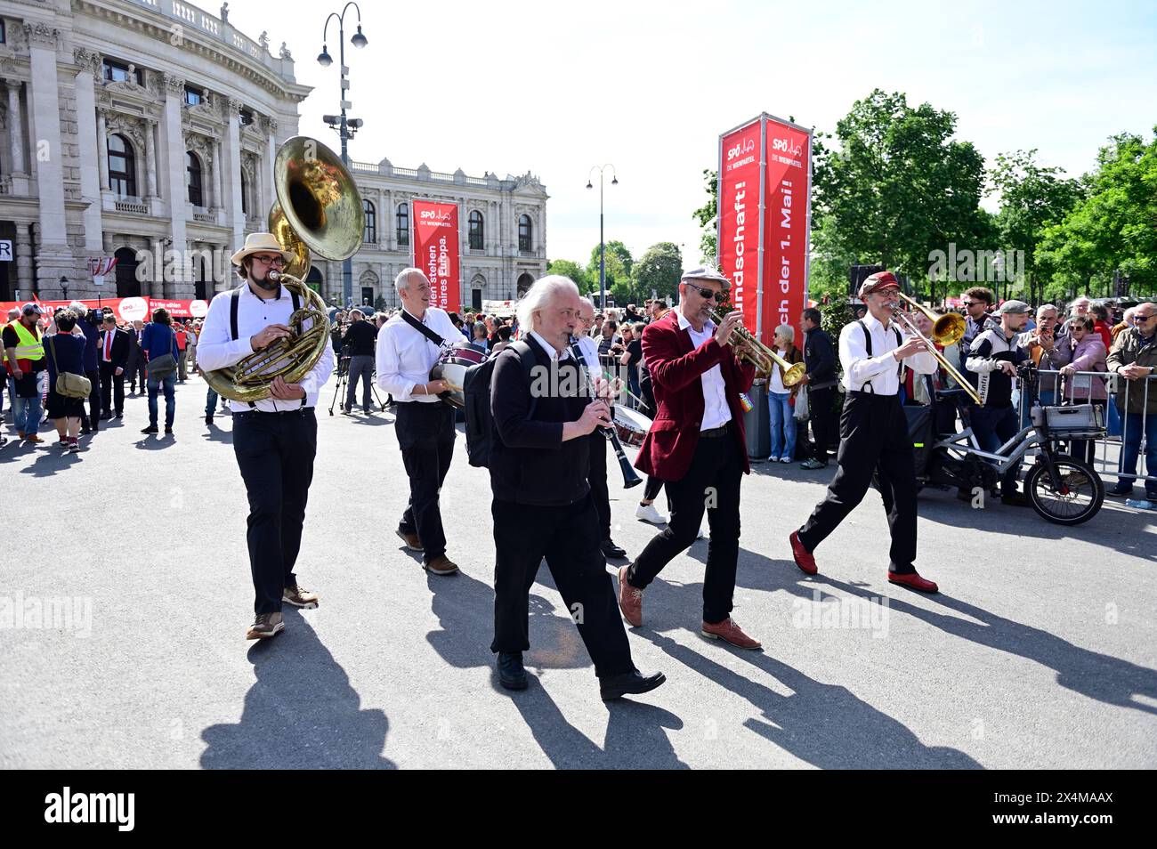 Wien, Österreich. Mai 2024. Mai-marsch der SPÖ Wien auf dem Rathausplatz in Wien Stockfoto