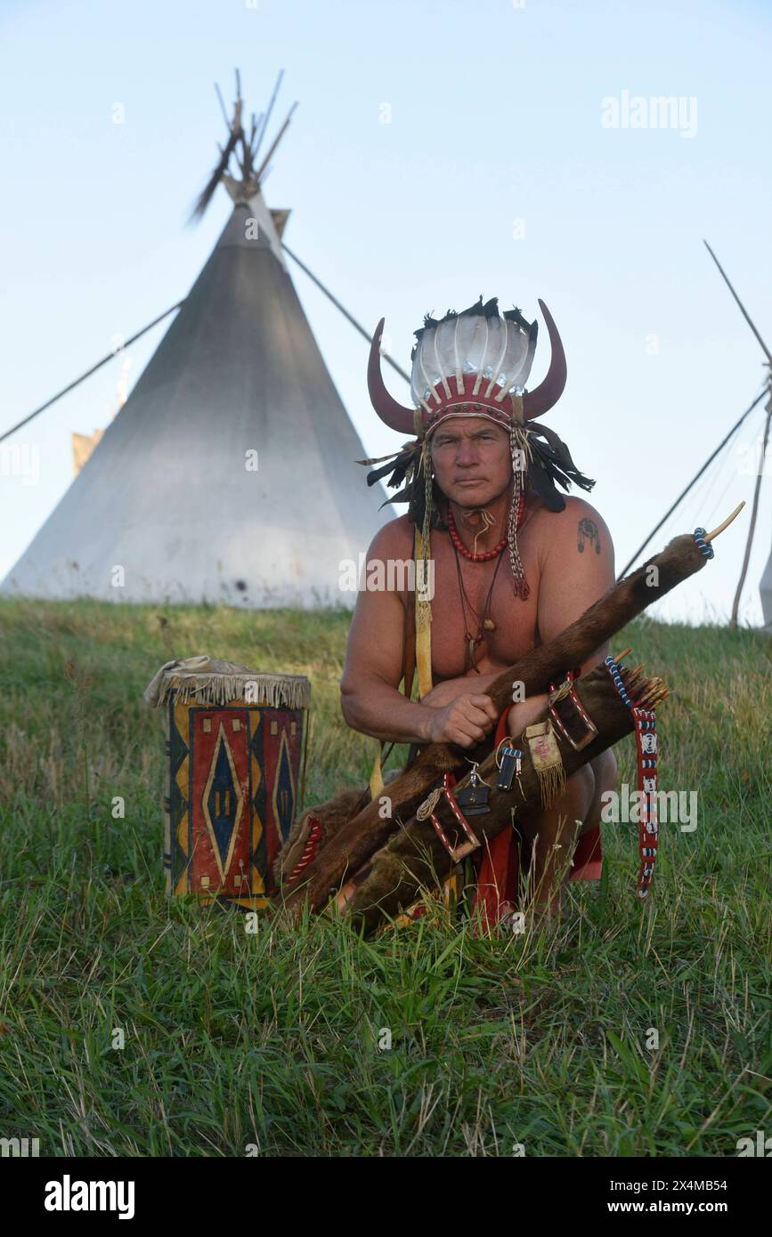 Heiko aus Chemnitz reiste zur Indian Week des Indianistikbundes am Kummerower See in der Kleidung eines Cheyenne an. Aber nicht nur die Kleidung begeistert ihn, zusätzlich hat er noch viele alltägliche Dinge, die ein Cheyenne-Indianer aus der Zeit besaß. Bei dr Indian Week treffen sich 500 Hobby-Indianer und bauten etwa 340 Tipis auf, um zehn Tage lang in Ihrer Freiziet sich mit indianischer Kultur zu beschäftigen. *** Heiko aus Chemnitz reiste zur Indianerwoche des Indianistikbundes am Kummerower See in den Kleidern eines Cheyenne, aber es ist nicht nur die Kleidung, die ihn inspiriert, er hat auch m Stockfoto
